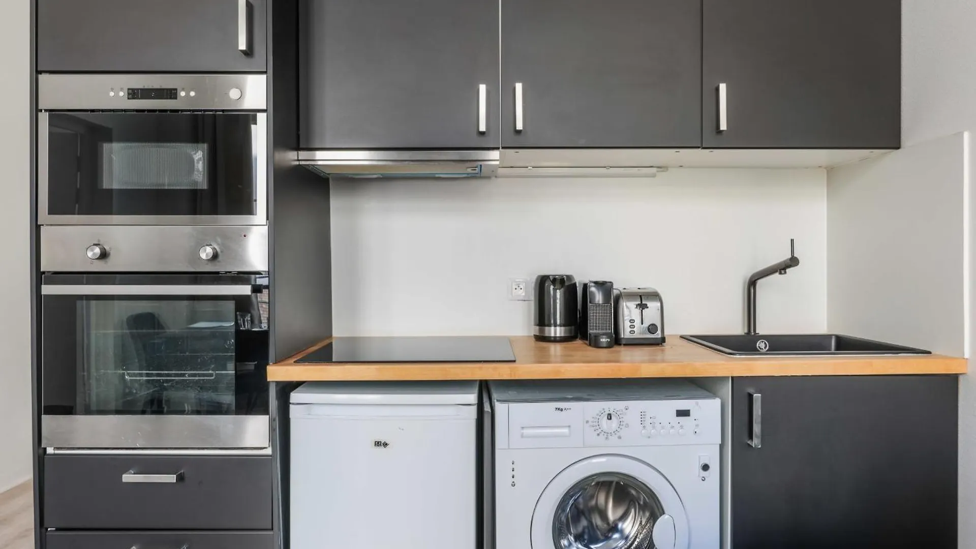 Cosy Apartment In The Heart Of Belleville Paris 0*,  Frankrig